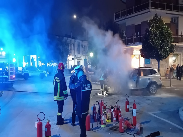 Auto in fiamme in piazza della Pace, i ringraziamenti della Sindaca Colella