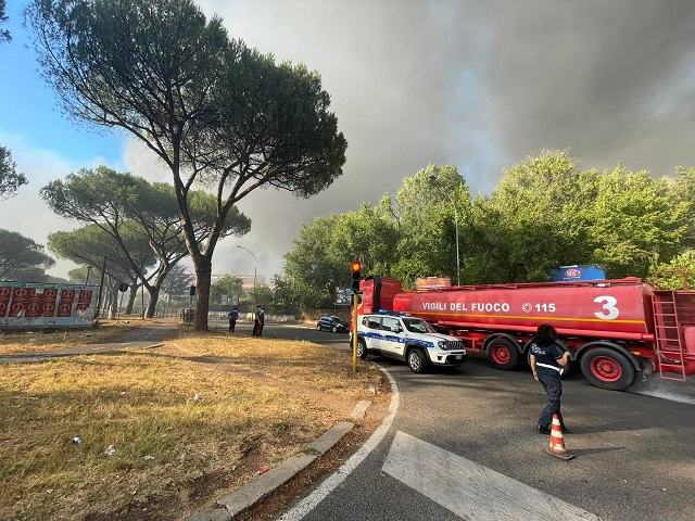 Incendio in via Casilina, nube di fumo in vari quartieri