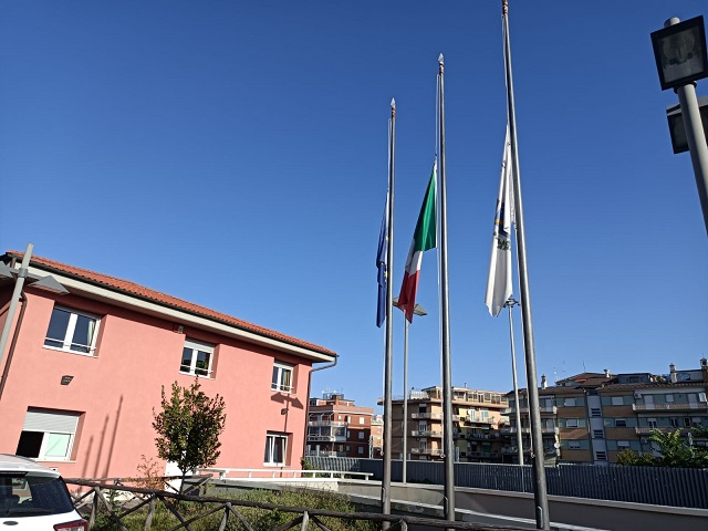 Ciampino, bandiere a mezz’asta per l’ultimo saluto al Presidente emerito Giorgio Napolitano