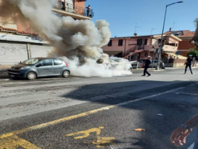 Auto in fiamme a Ciampino, i complimenti della Sindaca alla Polizia locale per l'intervento svolto