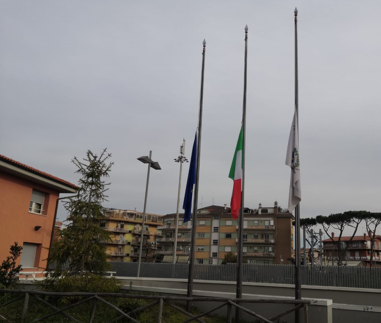 18 marzo, bandiere a mezz'asta in memoria delle vittime del Covid-19